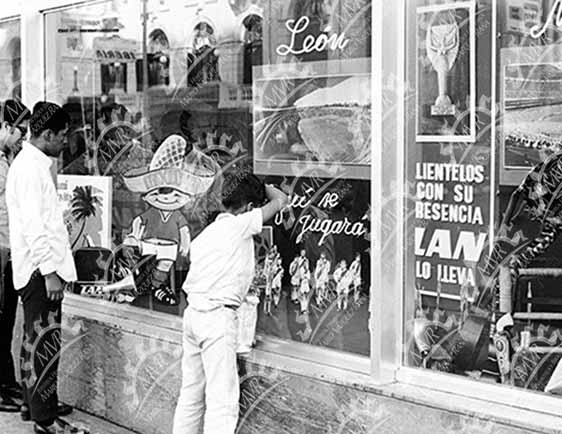 Mexico 1970 - Niño frente a la vitrina de souvenires
